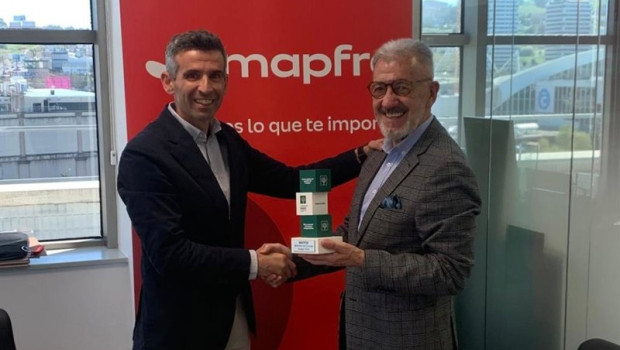 ep francisco cenador carrasco i director regional galicia de mapfre y jose ramon santamaria barreiro