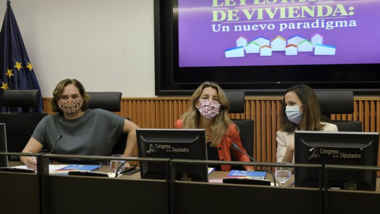 (I-D) La alcaldesa de Barcelona, Ada Colau; la vicepresidenta de Trabajo y Economía Social, Yolanda Díaz; y la ministra de Derechos Sociales y Agenda 2030, Ione Belarra, en unas jornadas informativas sobre la futura ley de vivienda en el Congreso | Óscar Cañas - Europa Press ep i d la alcaldesa de barcelona ada colau la vicepresidenta de trabajo y economia social yolanda