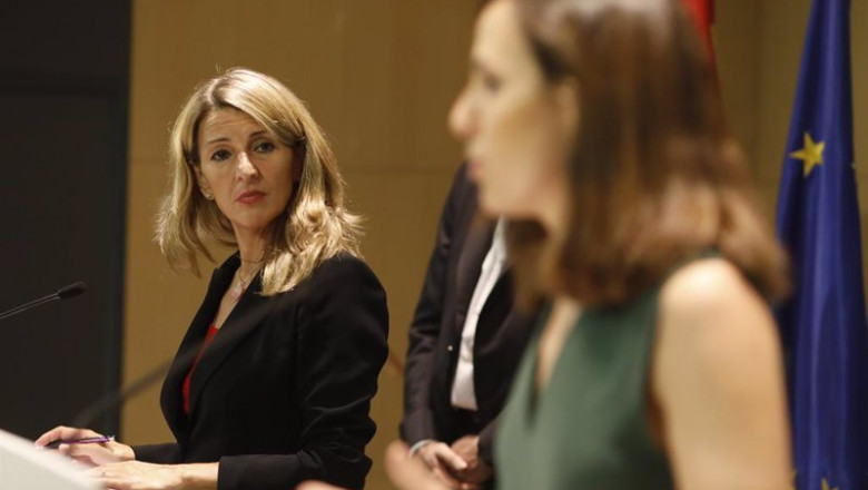 La vicepresidenta tercera del Gobierno, Yolanda Díaz, y la ministra de Derechos Sociales y Agenda 2030, Ione Belarra. | Cézaro De Luca - Europa Press ep i d la vicepresidenta tercera del gobierno yolanda diaz y la ministra de derechos sociales y