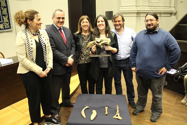 Investigadores y responsables universitarios con un fósil de vaca marina | UNIVERSIDAD DE ZARAGOZA ep investigadoresresponsables universitariosun fosilvaca marina