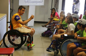 ep isidre esteve da una charla a ninos durante la celebracion de un gran premio de la fundacio