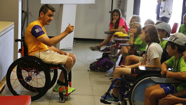 ep isidre esteve da una charla a ninos durante la celebracion de un gran premio de la fundacio
