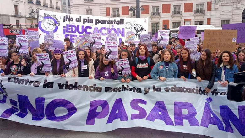 Jóvenes feministas se manifiestan en Madrid contra el 'pin parental' durante la jornada de huelga convocada por el Sindicato de Estudiantes en vísperas del 8M. | EUROPA PRESS ep jovenes feministas se manifiestan en madrid contra el pin parental durante la jornada de huelga