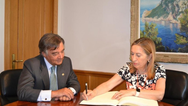 ep la expresidentacongreso ana pastor firmalibro oficialvisitascolegiofarmaceuticosmadrid acompanadapresidentela institucion luis gonzalez