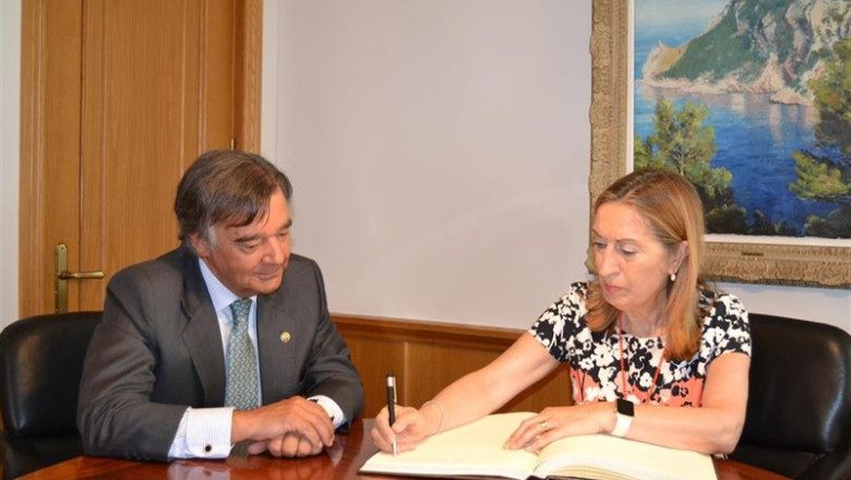 La expresidenta del Congreso Ana Pastor, firma en el libro oficial de visitas del Colegio de Farmacéuticos de Madrid acompañada por el presidente de la institución, Luis González. | COFM ep la expresidentacongreso ana pastor firmalibro oficialvisitascolegiofarmaceuticosmadrid acompanadapresidentela institucion luis gonzalez