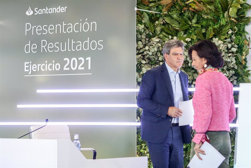 https://img6.s3wfg.com/web/img/images_uploaded/d/1/ep_la_presidenta_del_grupo_santander_ana_botin_y_el_consejero_delegado_jose_antonio_alvarez_en_la.jpg