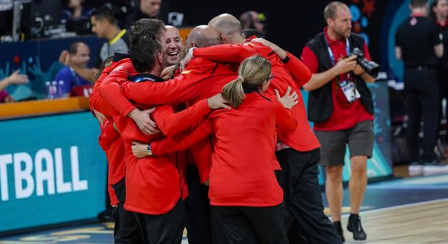 Lucas Mondelo y su cuerpo técnico celebran la victoria de España | ALBERTO NEVADO / FEB ep lucas mondelosu cuerpo tecnico celebranvictoriaespana