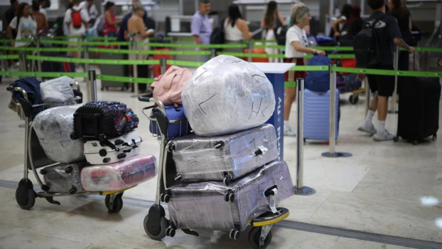 ep maletas en un carrito en el aeropuerto adolfo suarez madrid barajas a 3 de julio de 2026 en