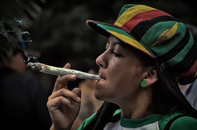 ep mujer fumando cannabis