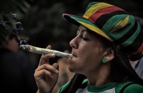 ep mujer fumando cannabis