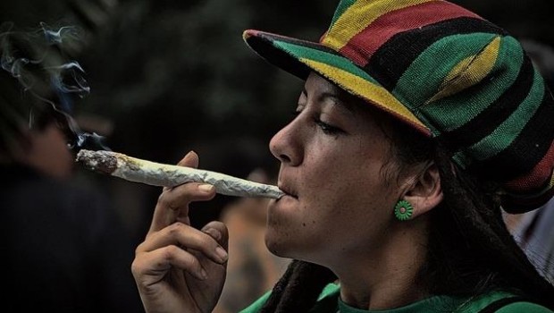 ep mujer fumando cannabis