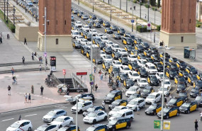 ep multitud de taxis durante una marcha lenta hasta la delegacion del gobierno contra la ep multitud de taxis durante una marcha lenta hasta la delegacion del gobierno contra la
