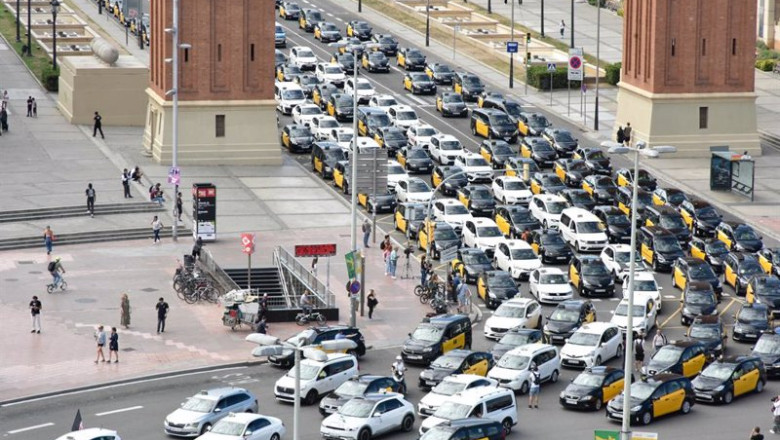 ep multitud de taxis durante una marcha lenta hasta la delegacion del gobierno contra la ep multitud de taxis durante una marcha lenta hasta la delegacion del gobierno contra la