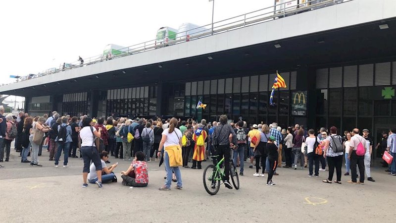 ep protesta en la estacion de sants contra la sentencia
