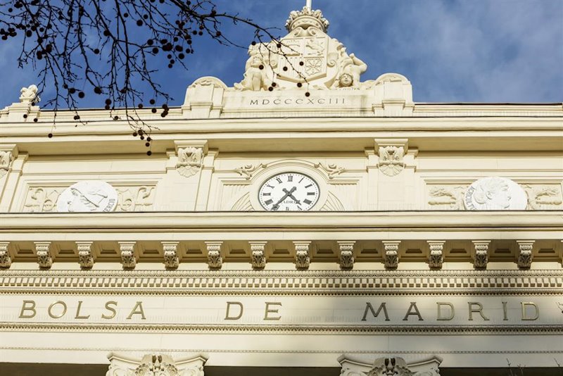 ep reloj de la fachada exterior del palacio de la bolsa de madrid ep reloj de la fachada exterior del palacio de la bolsa de madrid