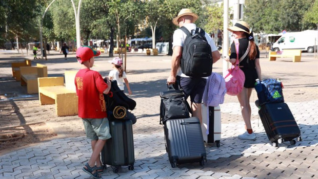 ep turistas con maletas en la alameda de hercules de sevilla a 7 de agosto de 2024 en sevilla ep turistas con maletas en la alameda de hercules de sevilla a 7 de agosto de 2024 en sevilla