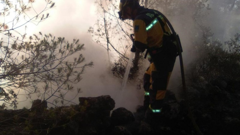 Un agente realiza tareas de extinción de un incendio declarado en Son Quint, Esporlas. | IBANAT ep un agente realiza tareas de extincion de un incendio declarado en son quint esporlas
