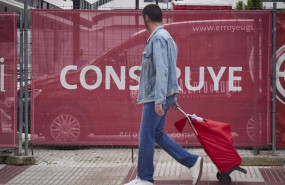 ep un hombre camina con un carro de la compra durante el tercer dia de la entrada de navarra en la