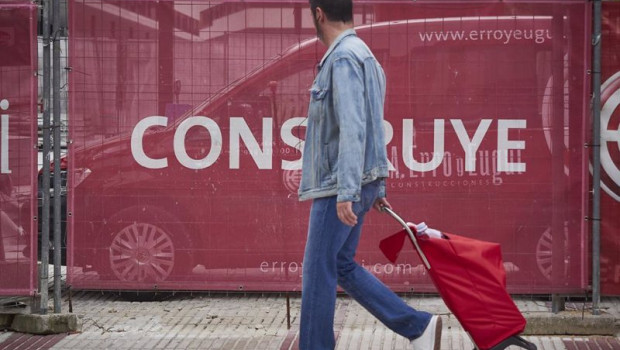 ep un hombre camina con un carro de la compra durante el tercer dia de la entrada de navarra en la