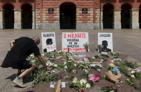 ep un hombre deposita unas flores en el homenaje en la plaza de unzaga de eibar a los dos