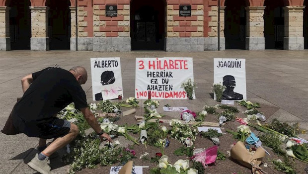 ep un hombre deposita unas flores en el homenaje en la plaza de unzaga de eibar a los dos