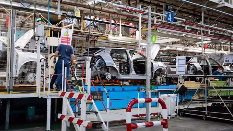 ep un operario trabaja con un vehiculo