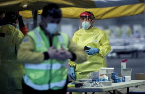 ep un sanitario del summa totalmente protegido trabaja en el hospital provisional de ifema centrado