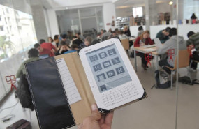 ep un usuario usa un ebook en una biblioteca