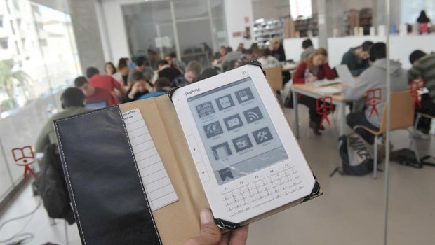 ep un usuario usa un ebook en una biblioteca