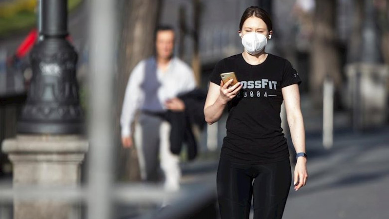 ep una mujer con mascarilla hace una foto con el movil en el segundo dia de desconfinamiento durante ep una mujer con mascarilla hace una foto con el movil en el segundo dia de desconfinamiento durante