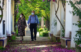 ep una pareja adulta pasea por el parque de maria luisa