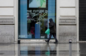 ep una persona camina por una calle de madrid donde las temperaturas han bajado estrepitosamente