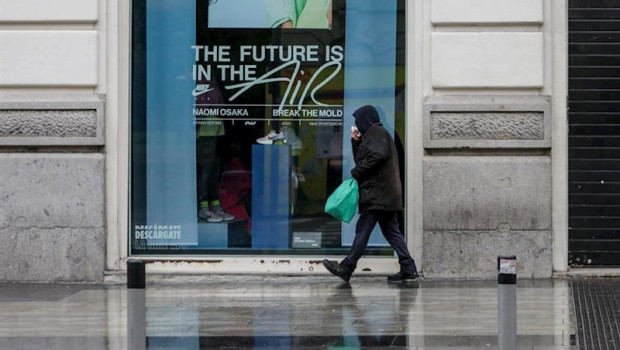 ep una persona camina por una calle de madrid donde las temperaturas han bajado estrepitosamente