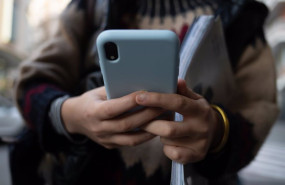 ep una persona usa el telefono movil a 1 de febrero de 2024 en barcelona catalunya espana ep una persona usa el telefono movil a 1 de febrero de 2024 en barcelona catalunya espana