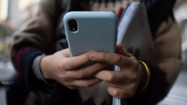 ep una persona usa el telefono movil a 1 de febrero de 2024 en barcelona catalunya espana