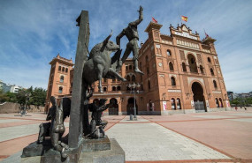 ep varias personas caminan junto a la plaza de toros de las ventas donde se encuentra la estatuta