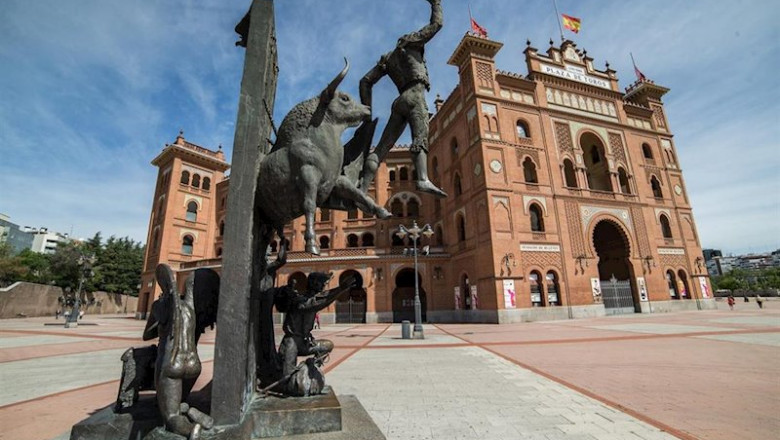 ep varias personas caminan junto a la plaza de toros de las ventas donde se encuentra la estatuta ep varias personas caminan junto a la plaza de toros de las ventas donde se encuentra la estatuta