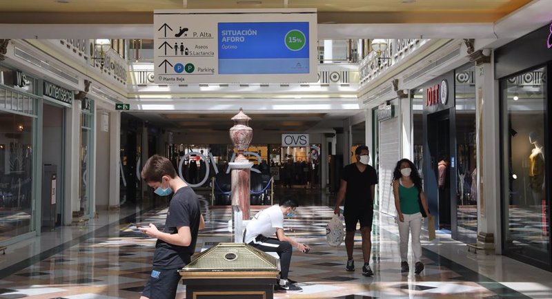 ep varias personas pasean por el centro plaza norte 2 la cupula de madrid