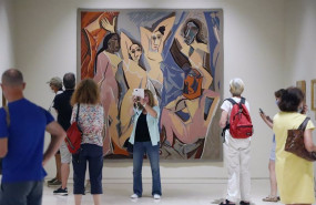 ep varios turistas llenan una de las salas del museo picasso