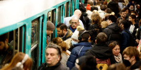 le metro parisien a la veille d une greve contre la reforme des retraites 