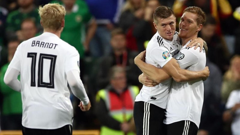 09 September 2019, Northern Ireland, Belfast: Germany's Marcel Halstenberg (R) celebrates scoring his side's first goal with his team mates Julian Brandt (L) and Toni Kroos during the UEFA EURO 2020 qualifiers Group C soccer match between Northern Ireland | Christian Charisius/dpa ep 09 september 2019 northern ireland belfast germanys marcel halstenberg r celebrates scoring his
