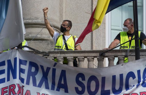 ep algunos de los 12 trabajadores de alcoa que se han encadenado al balcon del edificio de la