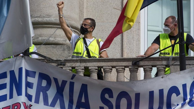 ep algunos de los 12 trabajadores de alcoa que se han encadenado al balcon del edificio de la