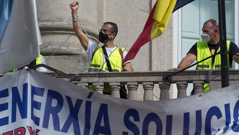 Algunos de los 12 trabajadores de Alcoa que se han encadenado al balcón del edificio de la Subdelegación del Gobierno en Lugo como protesta por la falta de soluciones y para reclamar la reunión con el secretario general de Industria, en Lugo, Galicia (Es | Carlos Castro - Europa Press ep algunos de los 12 trabajadores de alcoa que se han encadenado al balcon del edificio de la