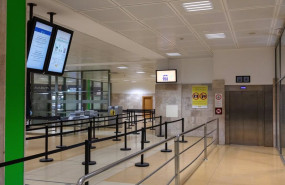 ep archivo   control de pasaportes del aeropuerto de girona costa brava