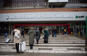 ep archivo   imagen de archivo de personas entrando en la estacion de chamartin clara campoamor