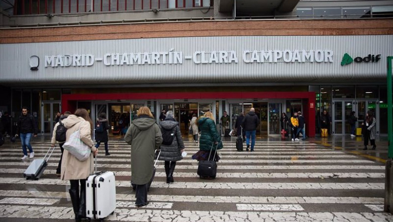 ep archivo imagen de archivo de personas entrando en la estacion de chamartin clara campoamor ep archivo imagen de archivo de personas entrando en la estacion de chamartin clara campoamor