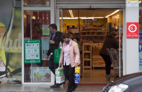 ep archivo   mujer comprando en un supermercado