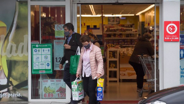 ep archivo   mujer comprando en un supermercado