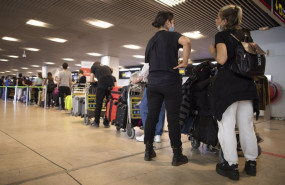 ep archivo   pasajeros con maletas hacen cola para facturar en la terminal t1 del aeropuerto adolfo